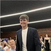 Busco alumn@s. Puedo ayudar a dar clases de refuerzo en idiomas y en alguna que otra materia. No duden en contactar